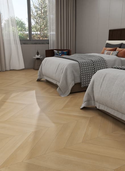 Elegantes Schlafzimmer mit Chevron-Parkettboden und Vorhängen