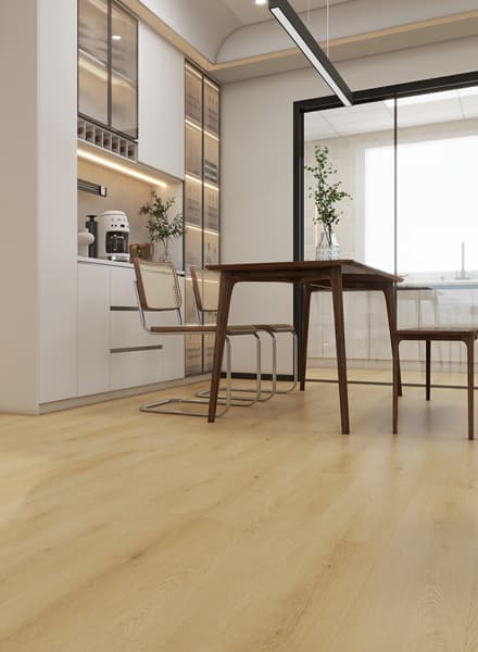 Moderne offene Küche mit SPC-Wandpaneel in Steinoptik als Küchenrückwand, Kücheninsel in Marmoroptik mit Barstühlen und Panoramafenster mit Sonnenuntergangsblick